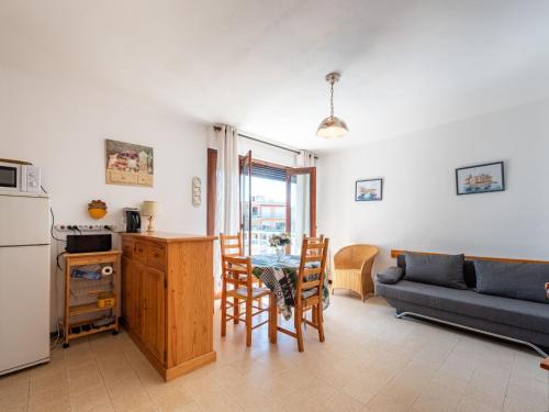 eine Küche und ein Wohnzimmer mit einem Sofa und einem Tisch in der Unterkunft Apartment Les Hesperides-1 by Interhome in Cavalaire-sur-Mer