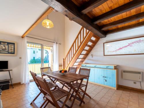 une salle à manger avec une table et des chaises en bois dans l'établissement Apartment Les Lantanas-1 by Interhome, à Cavalaire-sur-Mer