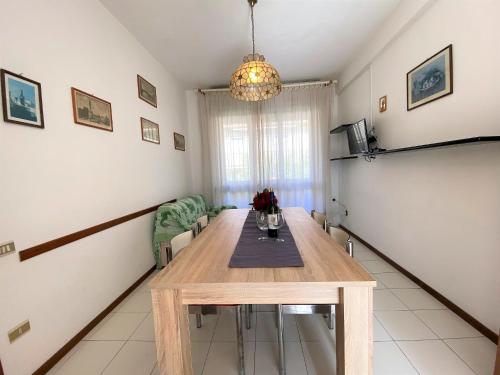 un comedor con una mesa de madera en una habitación en Apartment Palazzeta IV by Interhome, en La Cinquantina