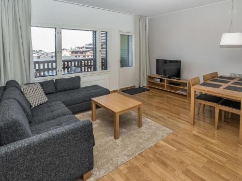 ein Wohnzimmer mit Sofa und Tisch in der Unterkunft Holiday Home Ruka ski chalets 64- 1502 by Interhome in Ruka