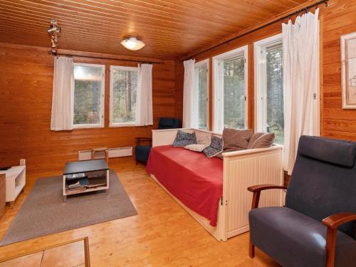 ルカにあるHoliday Home Rintelä 3a by Interhomeのベッドルーム1室(ベッド1台、ソファ、窓付)