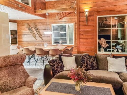 ein Wohnzimmer mit einem Sofa und einem Tisch in der Unterkunft Holiday Home Arctic chalet by Interhome in Ylläsjärvi