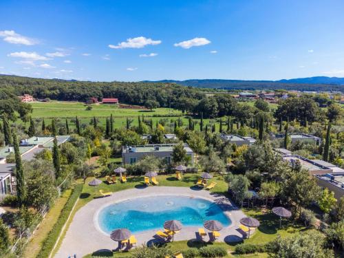 CollemezzanoにあるHoliday Home Di Toscana Holidays by Interhomeのリゾートプールの空からの眺め(パラソル付)