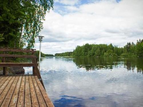 una panchina seduta su un molo vicino a un lago di Holiday Home Pernoo 2 by Interhome a Pernoo
