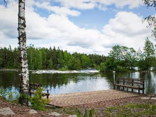 una panchina seduta di fronte a un lago di Holiday Home Pernoo 2 by Interhome a Pernoo