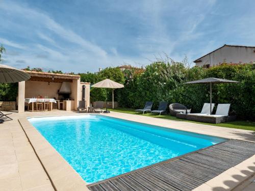 - une piscine dans une cour avec des parasols dans l'établissement Holiday Home Aqui Sian Ben by Interhome, à Saint-Cyr-sur-Mer