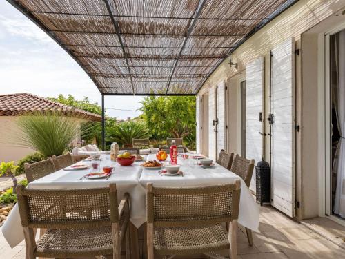 - une table sur la terrasse d'une maison dans l'établissement Holiday Home Aqui Sian Ben by Interhome, à Saint-Cyr-sur-Mer