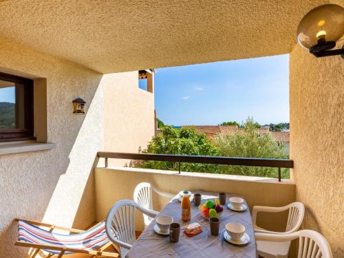 une table et des chaises sur un balcon avec vue dans l'établissement Apartment La Gaillarde-1 by Interhome, aux Issambres
