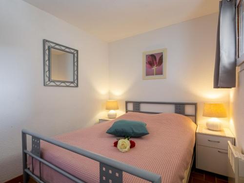 une chambre avec un lit avec une fleur dessus dans l'établissement Apartment La Gaillarde-1 by Interhome, aux Issambres