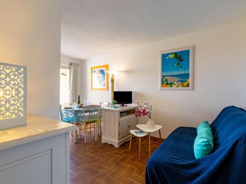 - un salon avec un canapé bleu et un bureau dans l'établissement Apartment La Gaillarde-1 by Interhome, aux Issambres