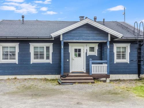 LahdenkyläにあるHoliday Home Kanervarinne by Interhomeの白い扉とポーチのある青い家