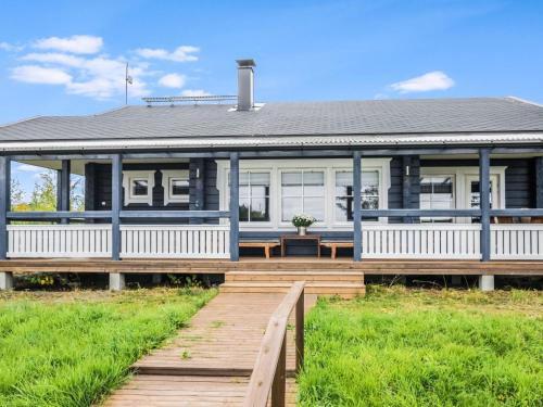 una casa con una pasarela de madera delante de ella en Holiday Home Kanervarinne by Interhome, en Lahdenkylä