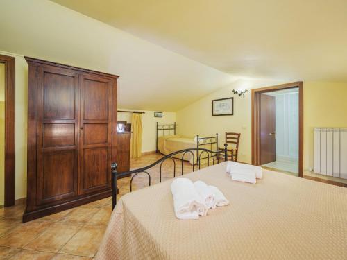 Ένα ή περισσότερα κρεβάτια σε δωμάτιο στο Apartment Ponziani-1 by Interhome