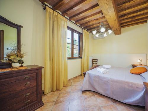 Ένα ή περισσότερα κρεβάτια σε δωμάτιο στο Apartment Ponziani-1 by Interhome