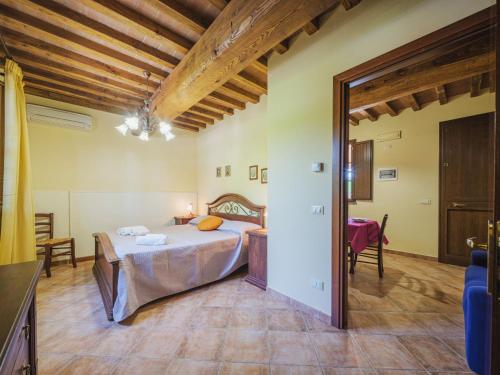Ένα ή περισσότερα κρεβάτια σε δωμάτιο στο Apartment Ponziani-1 by Interhome