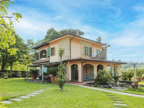 ein großes Haus mit einem Rasenplatz davor in der Unterkunft Holiday Home Costacce by Interhome in Montemagno