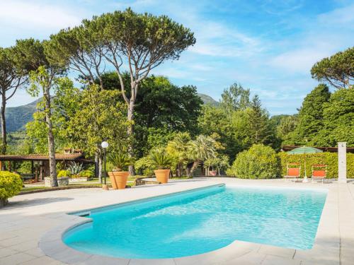 einen Pool in einem Garten mit Bäumen in der Unterkunft Holiday Home Costacce by Interhome in Montemagno