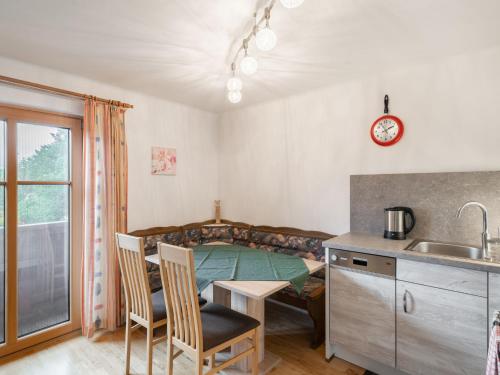 een slaapkamer met een bed, een tafel en stoelen bij Apartment Sommerstein by Interhome in Saalfelden am Steinernen Meer