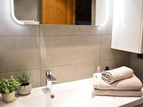 Chalet cosy avec mezzanine, poêle à bois, wifi et parking - Méribel