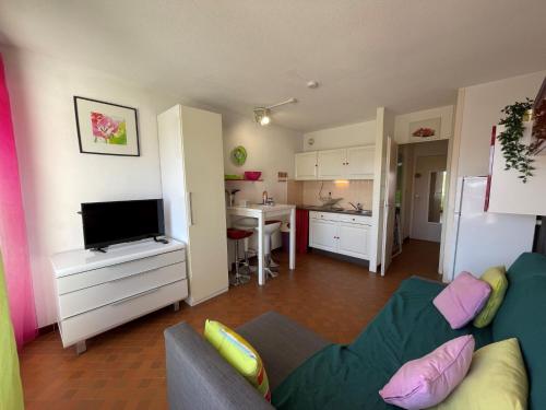 un salon avec un canapé et une cuisine dans l'établissement Apartment Du Soleil-4 by Interhome, à La Grande Motte