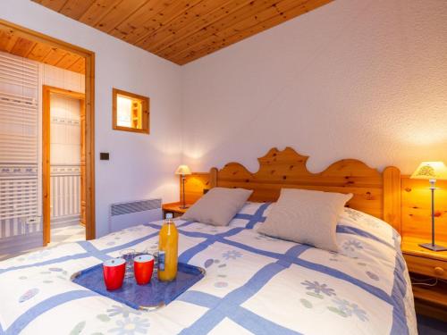 sypialnia z łóżkiem z tacą z jedzeniem w obiekcie Apartment Les Tommeuses - Val Claret-30 by Interhome w mieście Tignes