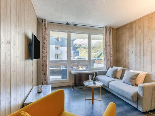 un salon avec un canapé et une table dans l'établissement Apartment Le Pramecou - Val Claret-14 by Interhome, à Tignes