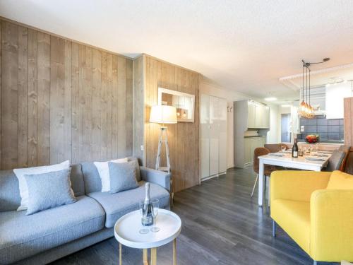 un salon avec un canapé bleu et une table dans l'établissement Apartment Le Pramecou - Val Claret-14 by Interhome, à Tignes