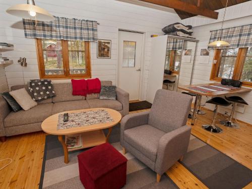 - un salon avec un canapé, des chaises et une table dans l'établissement Holiday Home Kaukosaaren ahonrinne by Interhome, à Ruka