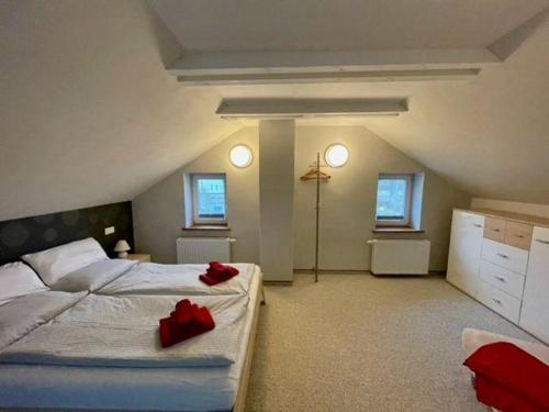 ラウターバッハにあるUrlaubsbahnhof-Wartehalleのベッドルーム1室(赤い枕のベッド2台付)