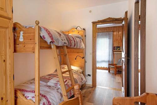 1 Schlafzimmer mit 2 Etagenbetten in einem Zimmer in der Unterkunft Casa de Lorenzo in Vodo Cadore
