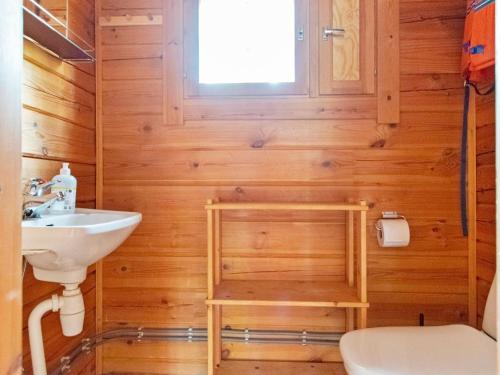 La salle de bains est pourvue d'un lavabo et de toilettes. dans l'établissement Holiday Home Koskimökki- vaikon loma 3 by Interhome, à Kortteinen