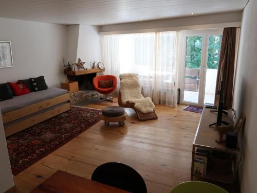 - un salon avec un canapé et une chaise dans l'établissement Apartment Casa Rustica by Interhome, à Lenzerheide