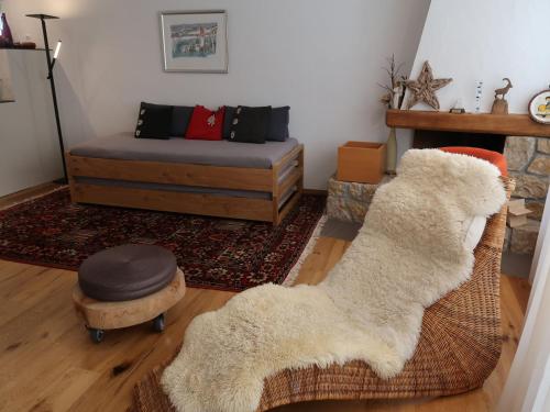 ein Wohnzimmer mit einem Sofa und einem Teppich in der Unterkunft Apartment Casa Rustica by Interhome in Lenzerheide