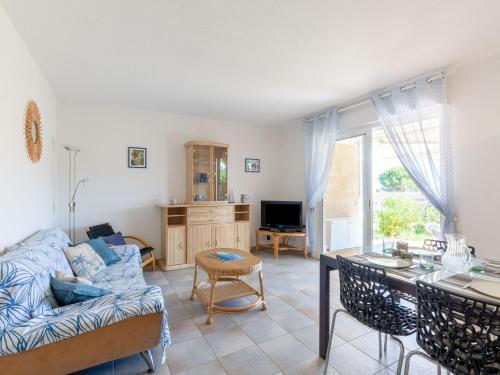een woonkamer met een bank en een tafel bij Apartment Les Mas de la Mer-2 by Interhome in Saint-Aygulf