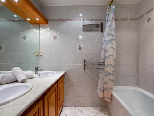 une salle de bain avec deux lavabos, une baignoire et une douche dans l'établissement Apartment Super Tignes-2 by Interhome, à Tignes