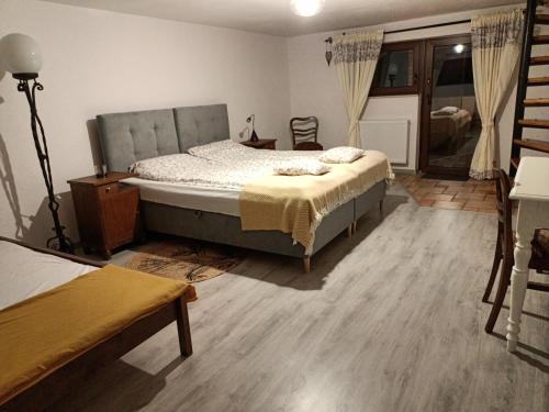 Ένα ή περισσότερα κρεβάτια σε δωμάτιο στο Domek w Borach Tucholskich