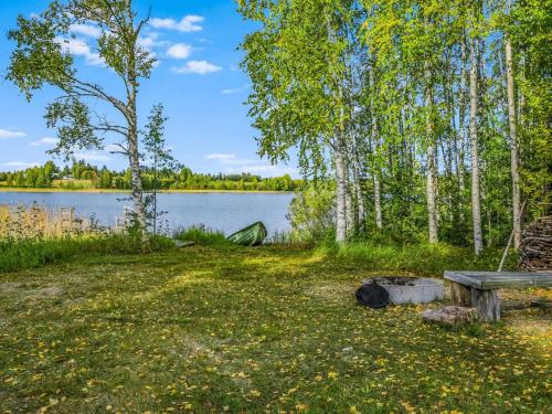 LahdenkyläにあるHoliday Home Kinturi by Interhomeの湖畔のベンチ付き公園