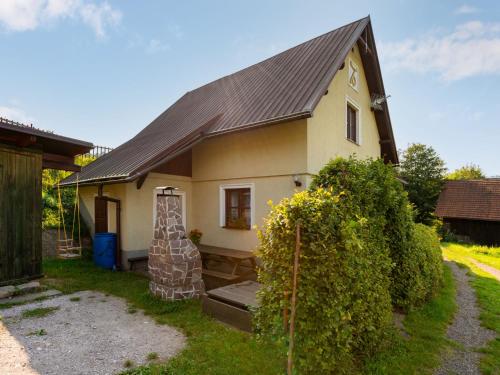 ein kleines gelbes Haus mit schwarzem Dach in der Unterkunft Holiday Home Loukov u Semil by Interhome in Loukov