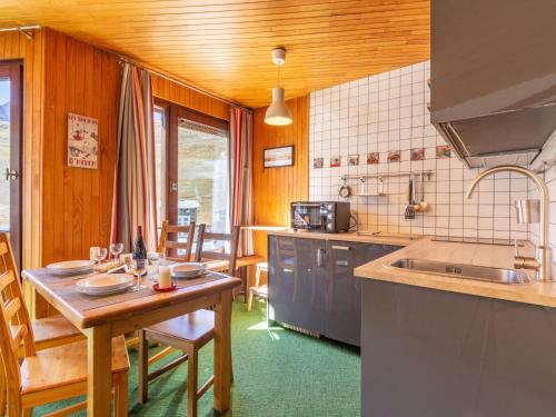 - une cuisine avec une table et un évier dans l'établissement Studio Les Tufs - Val Claret-7 by Interhome, à Tignes