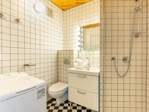 une salle de bain avec toilettes, lavabo et douche dans l'établissement Studio Les Tufs - Val Claret-7 by Interhome, à Tignes