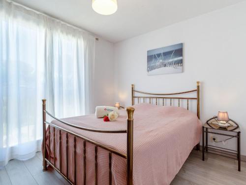 une chambre avec un lit et une grande fenêtre dans l'établissement Apartment La Chênaie-4 by Interhome, à Saint-Aygulf