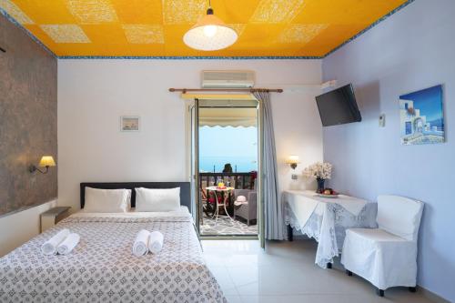 een slaapkamer met een bed en uitzicht op de oceaan bij Sea View Apartment - Studio in Chersonissos