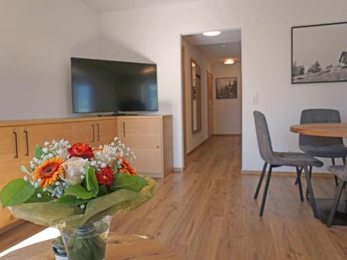 ein Wohnzimmer mit einer Blumenvase auf dem Tisch in der Unterkunft Apartment Ladis-10 by Interhome in Ladis