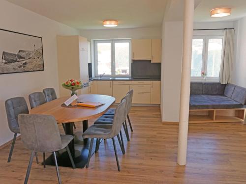 eine Küche und ein Esszimmer mit einem Tisch und Stühlen in der Unterkunft Apartment Ladis-10 by Interhome in Ladis