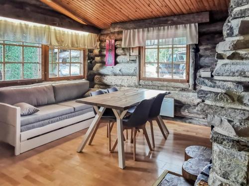 ein Wohnzimmer mit Tisch und Couch in der Unterkunft Holiday Home Vilkkuna 20 a by Interhome in Syöte