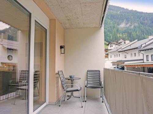 balkon z krzesłami i stołem na nim w obiekcie Apartment Apart Annabell by Interhome w mieście See