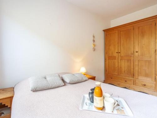 - une chambre avec un lit et un plateau de nourriture dans l'établissement Apartment Le Bec Rouge - Le Lac-8 by Interhome, à Tignes