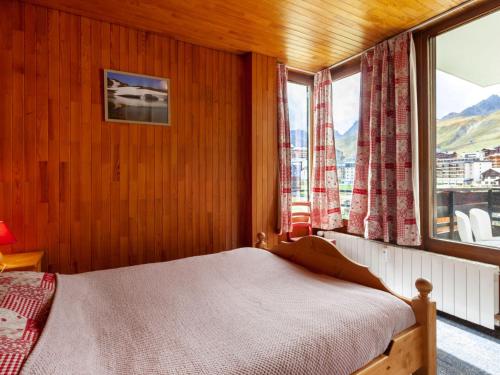 سرير أو أسرّة في غرفة في Apartment Le Grand Pré-7 by Interhome