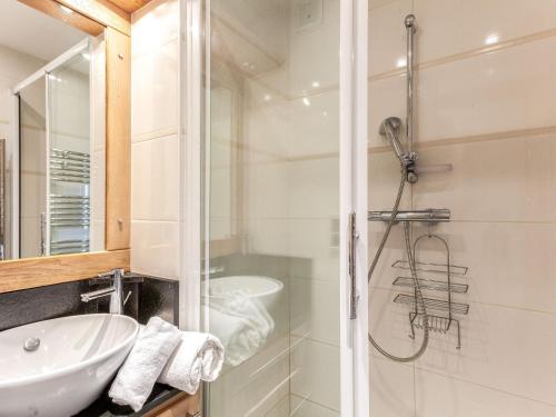 une salle de bain avec un lavabo et une douche dans l'établissement Apartment Le Bec Rouge - Le Lac-9 by Interhome, à Tignes