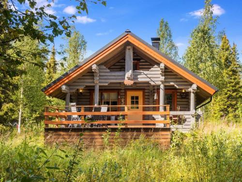 Cabaña de madera con porche envolvente en el bosque en Holiday Home Lomaväinö 1 by Interhome, en Salla